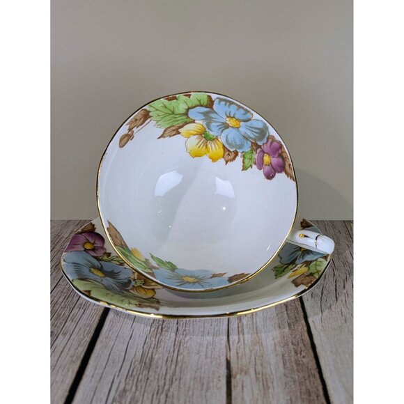 Vintage Bell China Fine Bone China Teacup and Saucer Set With Floral Pattern - Picture 2 of 7